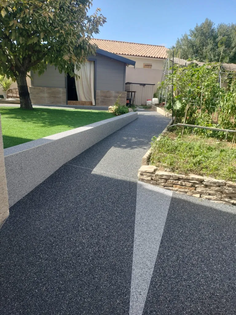 Pose de moquette de pierre en gris fonçé et gris argent avec préparations techniques complètes avec création de dalle en béton à Montbazin