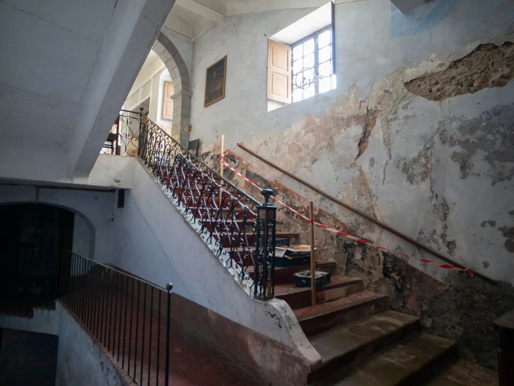 Rénovation d’un escalier ancien dans un château à Hyères dans le Var : confort, sécurité et respect du patrimoine