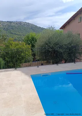 Un architecte paysagiste spécialisé dans les piscines de moins de 10 m² à Aix-en-Provence combine expertise et créativité pour transformer de petits espaces en