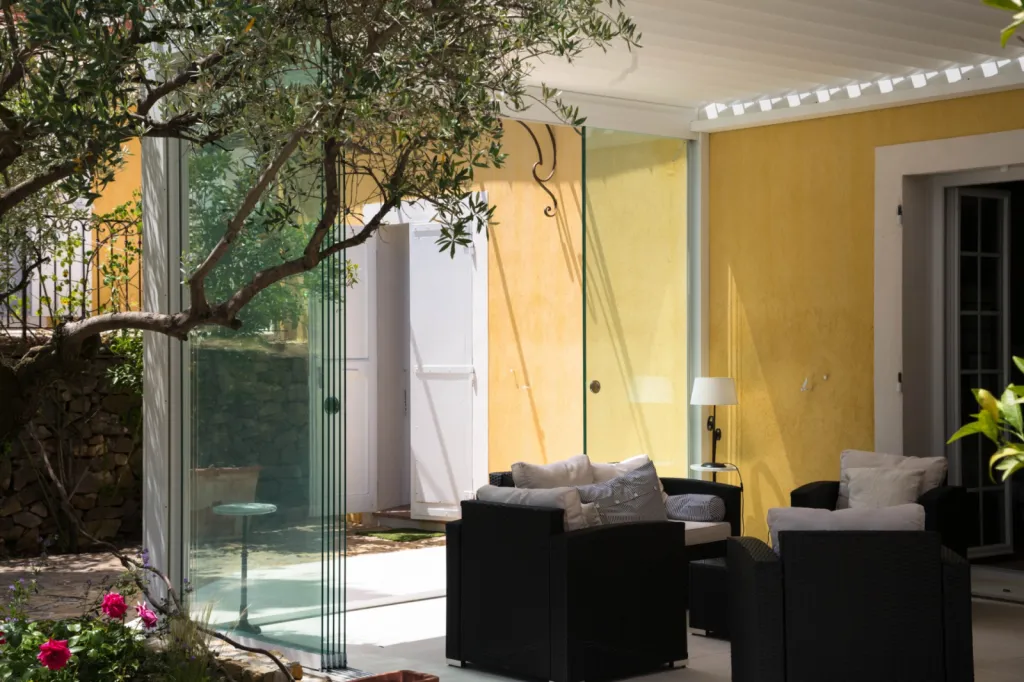 Pose d'une pergola bioclimatique à lames orientables au Beausset dans le Var