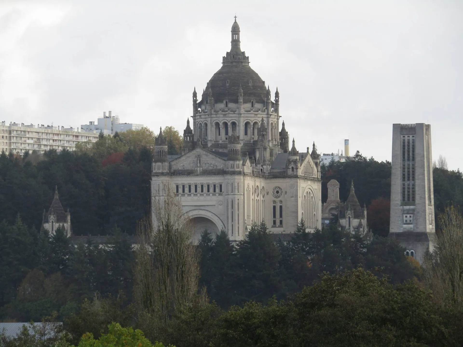 A vendre, manoir avec vue sur la Basilic Sainte Thérèse, secteur Lisieux, Calvados,14.