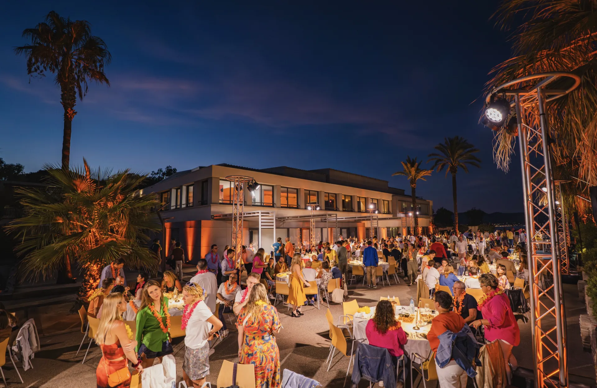 location de matériel sonorisation éclairage audiovisuel podiums pupitre structures scène à Ramatuelle dans le Var