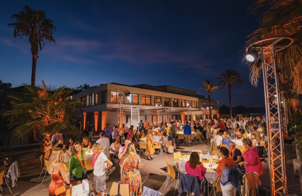 location de matériel sonorisation éclairage audiovisuel podiums pupitre structures scène à Ramatuelle dans le Var