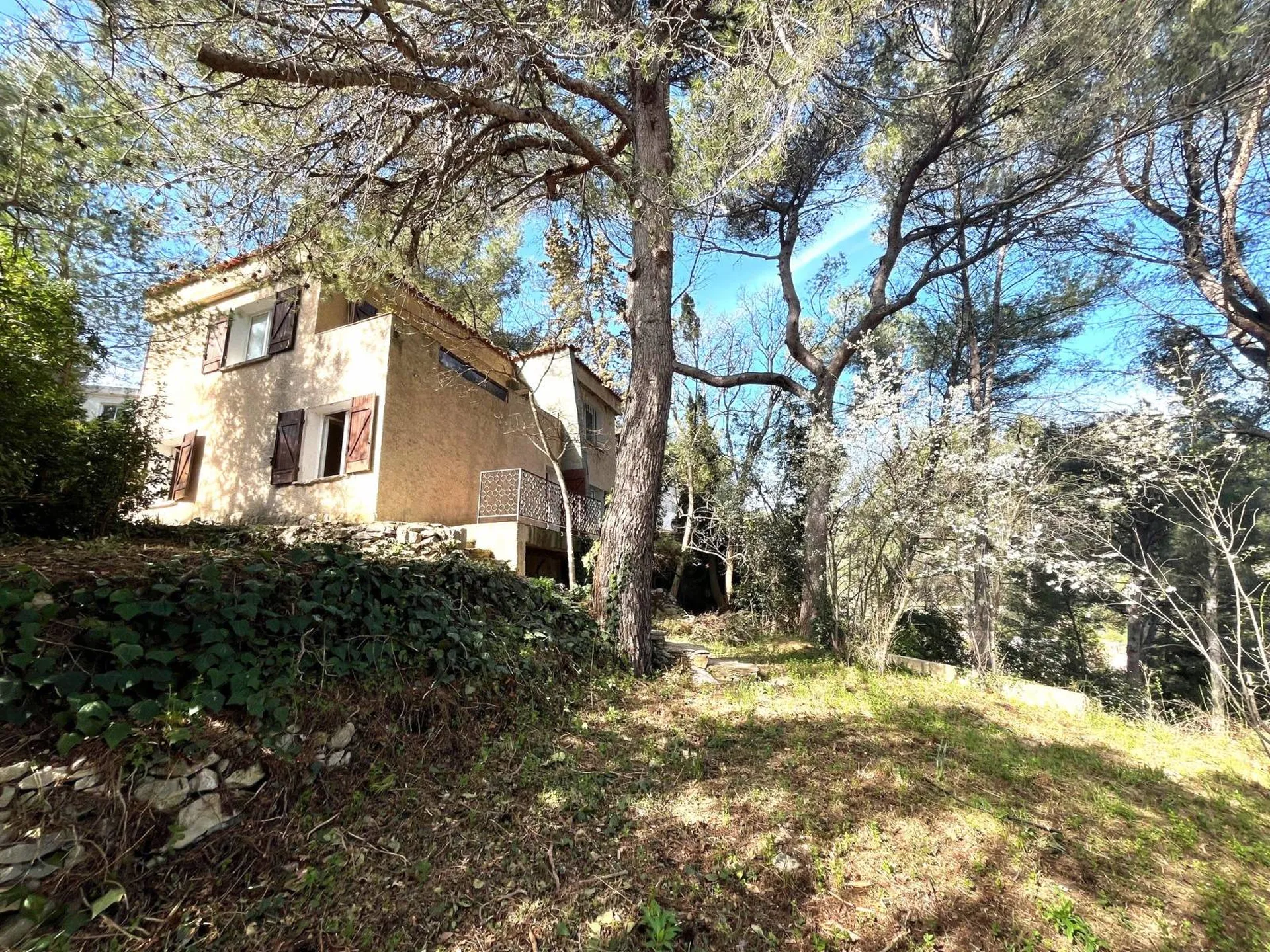 Villa à rénover sur deux niveaux Carnoux en Provence 6 chambres et grand garage