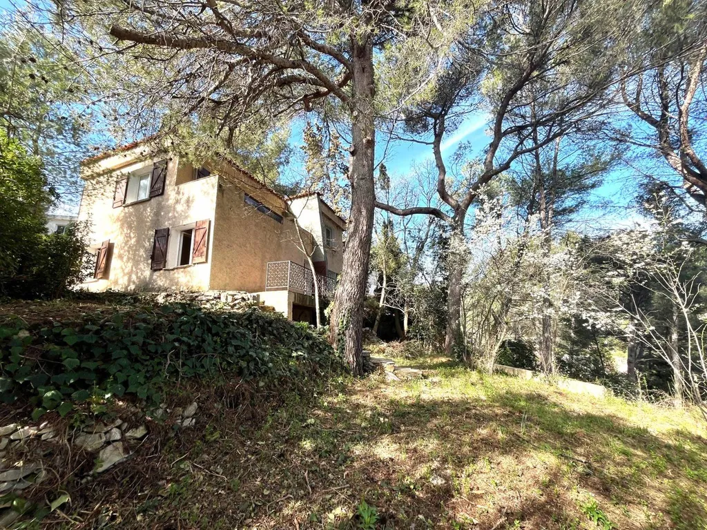 Villa à rénover sur deux niveaux Carnoux en Provence 6 chambres et grand garage