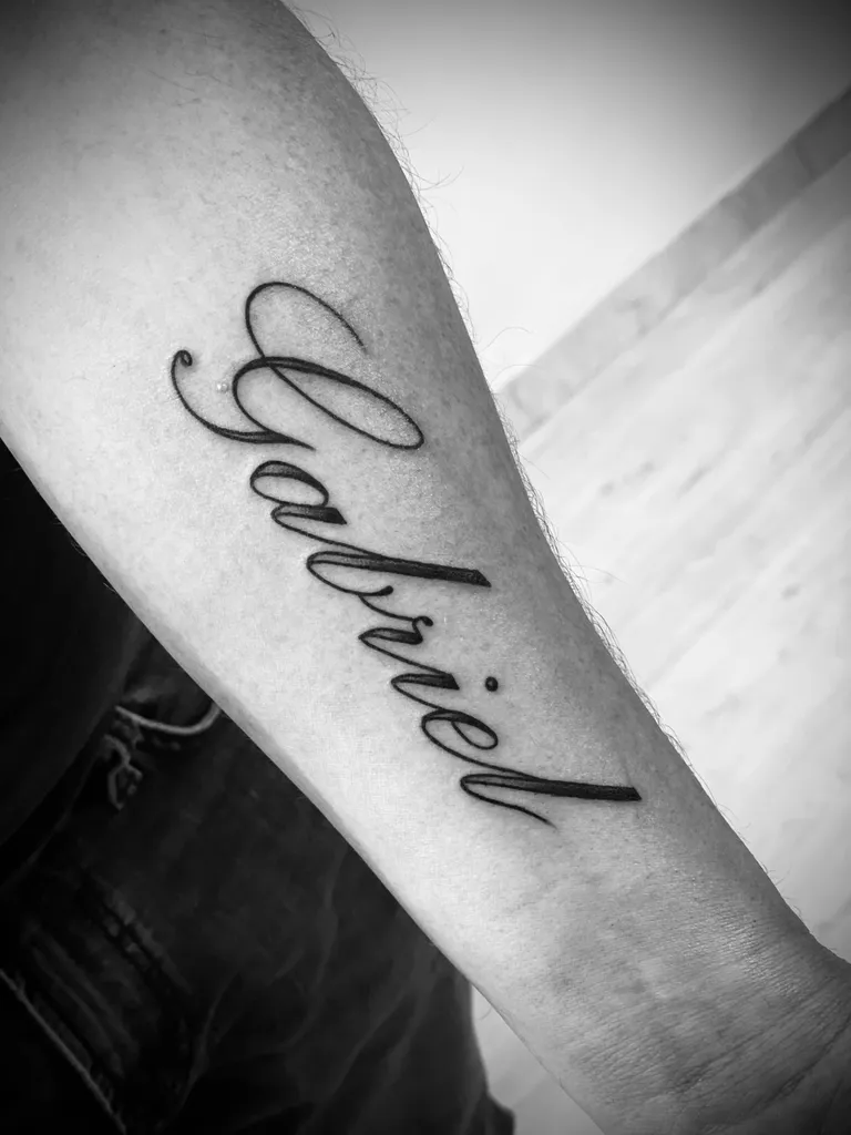 tatouage fin, écriture fines et légère à Craponne