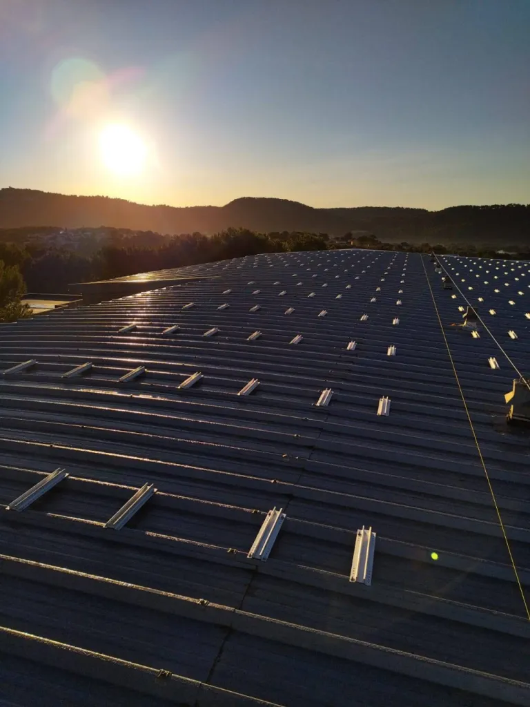 Pose d'une centrale photovoltaïque sur des bâtiments professionnels avec ESS