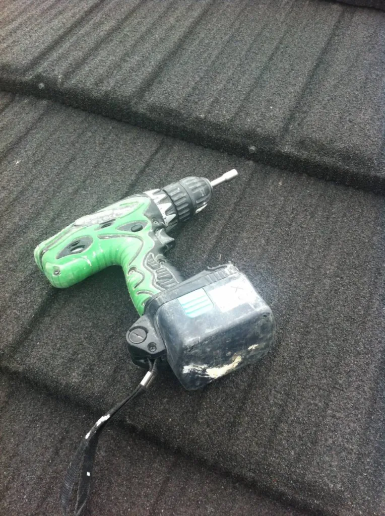 Vissage des tuiles GERARD