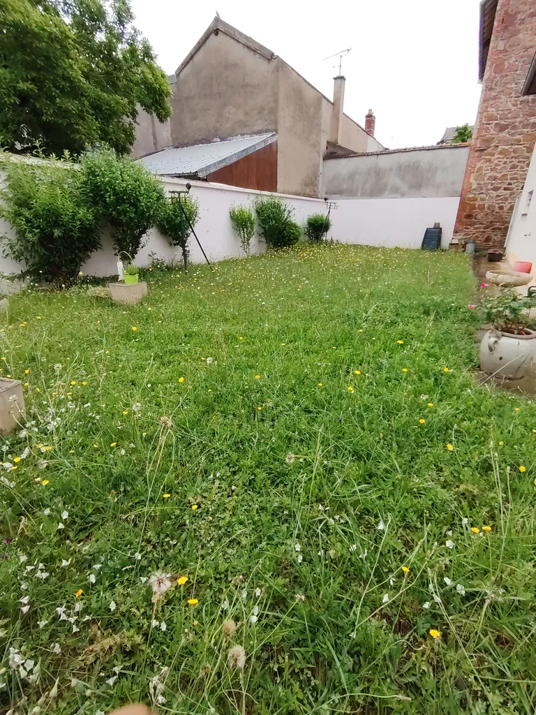 Entreprise de paysagiste pour espaces verts à Roanne : tonte d'une pelouse