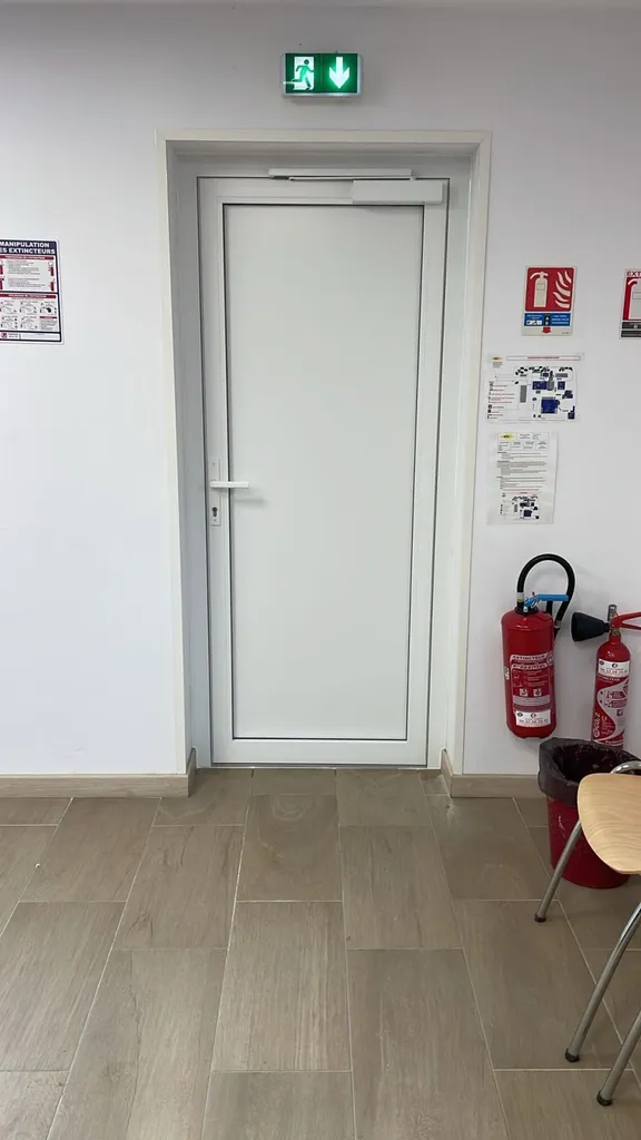 Porte d'entrée blanche