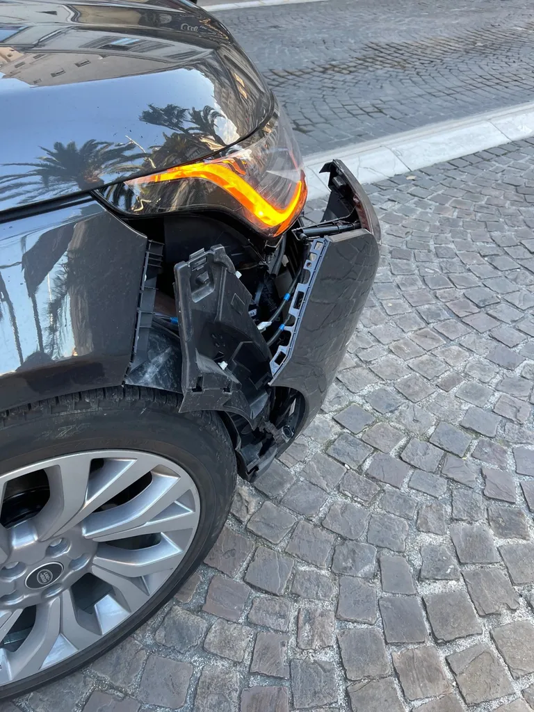 Accrochage à La Ciotat sur un Range Rover Vogue réparé à Carnoux dans notre atelier spécialisé en carrosserie SUV haut de gamme