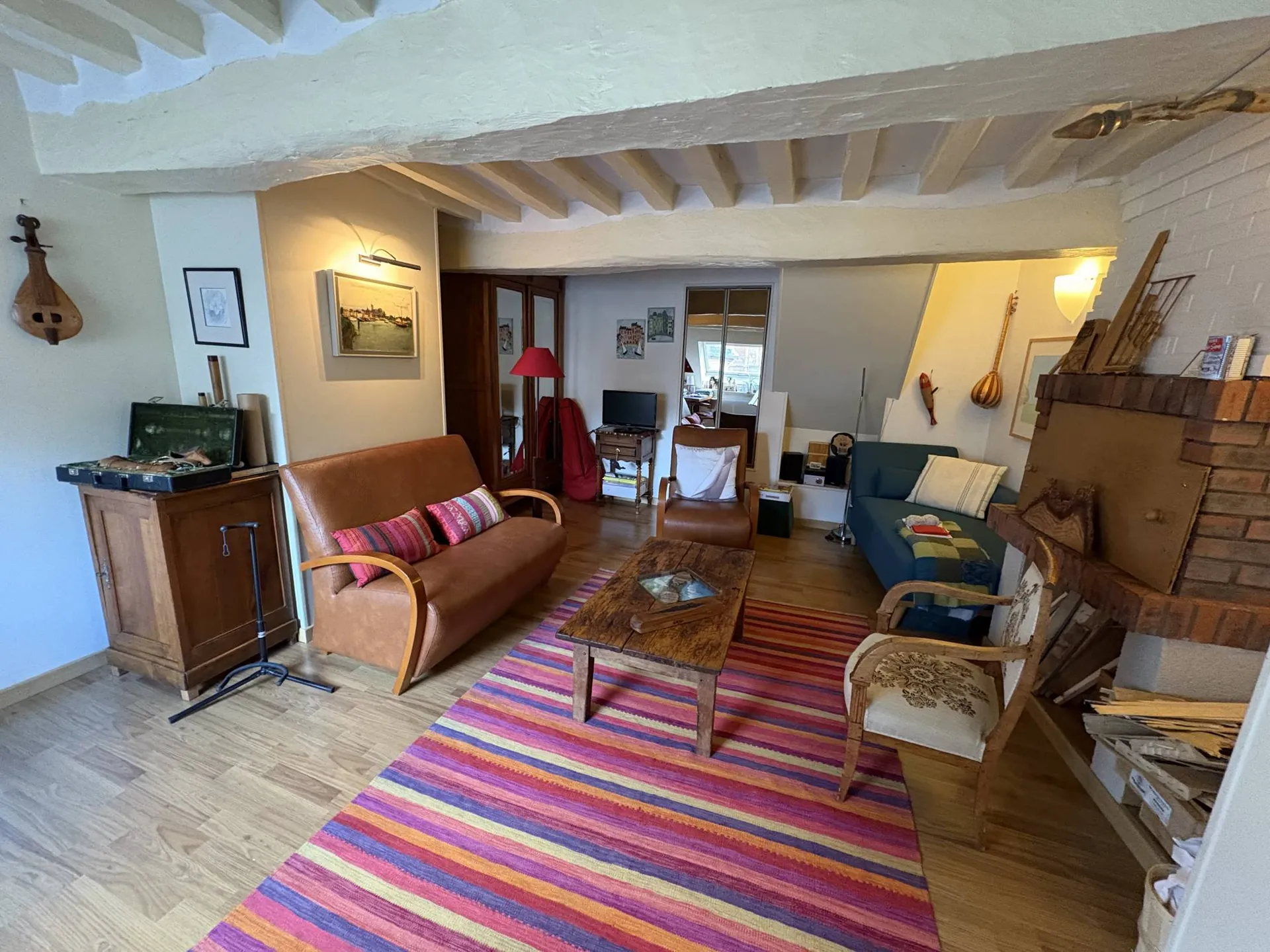 À vendre charmant appartement de 105,69 m² au 2e étage, 3 chambres, salle de bains avec baignoire et douche.