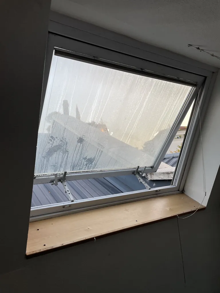 Ancienne fenêtre de toit avant remplacement dans un appartement à Belleville-en-Beaujolais (Rhône 69) avec faible isolation thermique et perte de luminosité