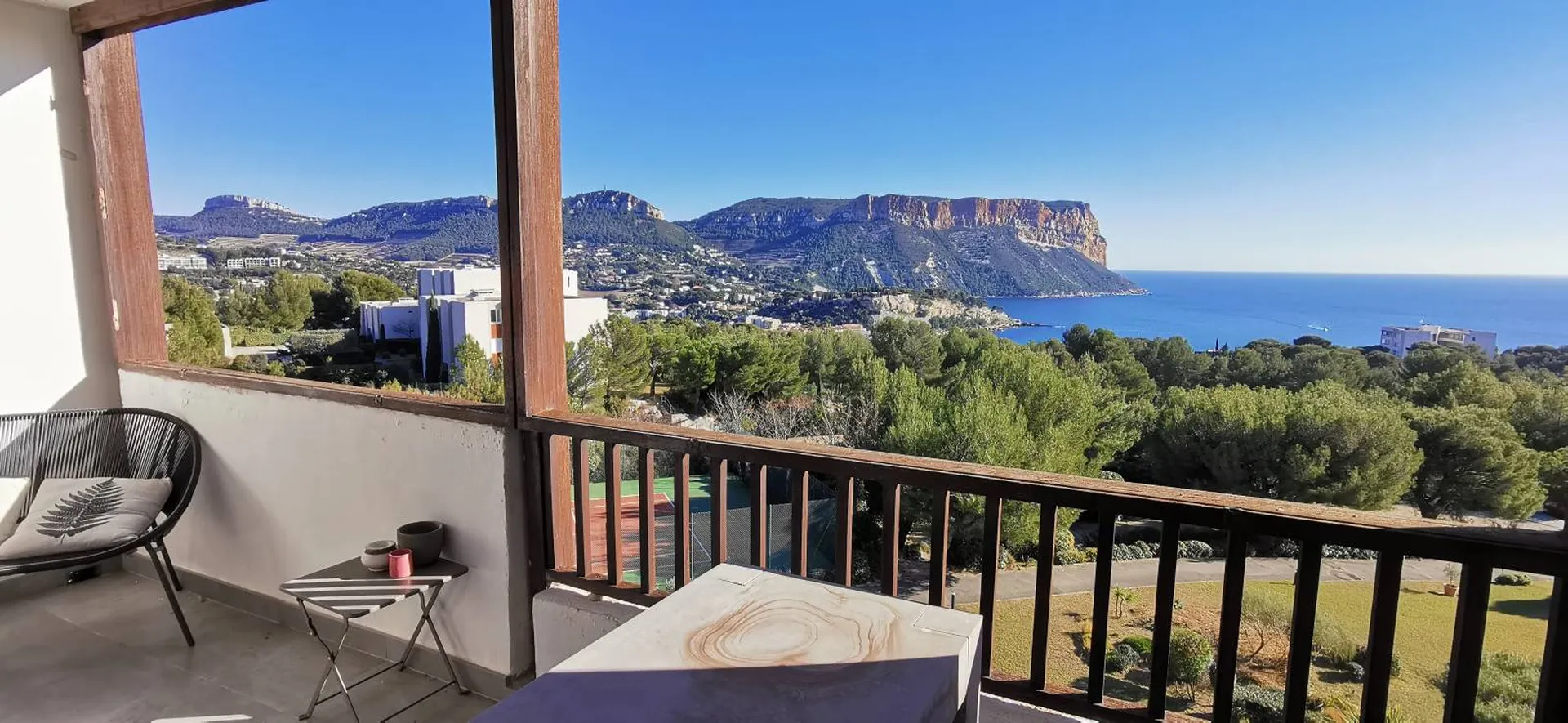 Cassis - T3 avec terrasse vue mer et parking privé dans résidence sécurisée avec piscine et tennis   