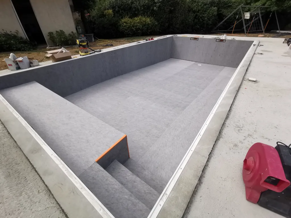 Devis gratuit en 48h pour la construction d'une piscine 8x4 avec rideau et enrouleur à Andernos