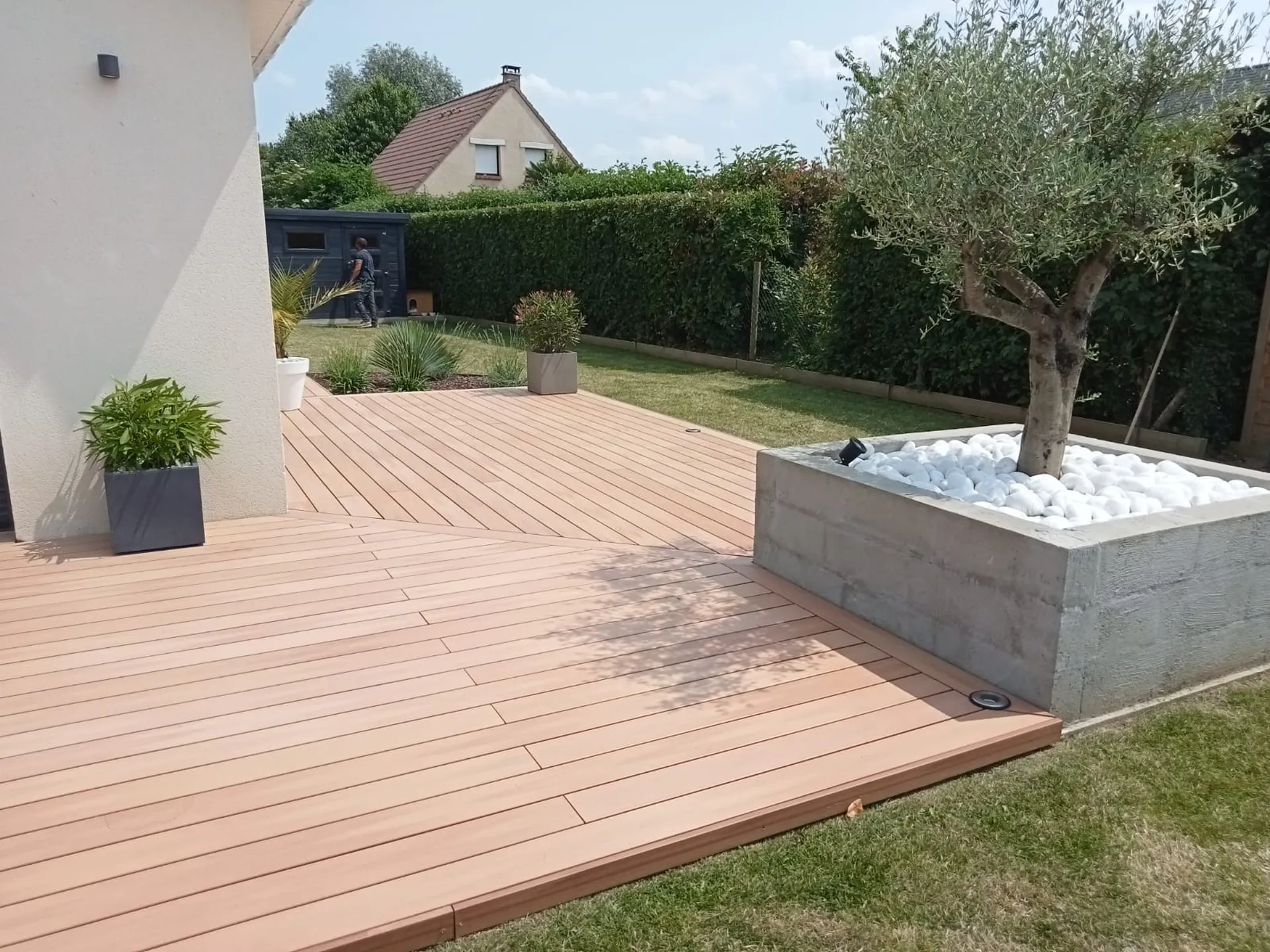 Réalisation d'une terrasse et trottoir en lame composite proche Rouen en Seine Maritime