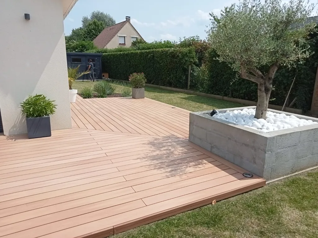 Réalisation d'une terrasse et trottoir en lame composite proche Rouen en Seine Maritime