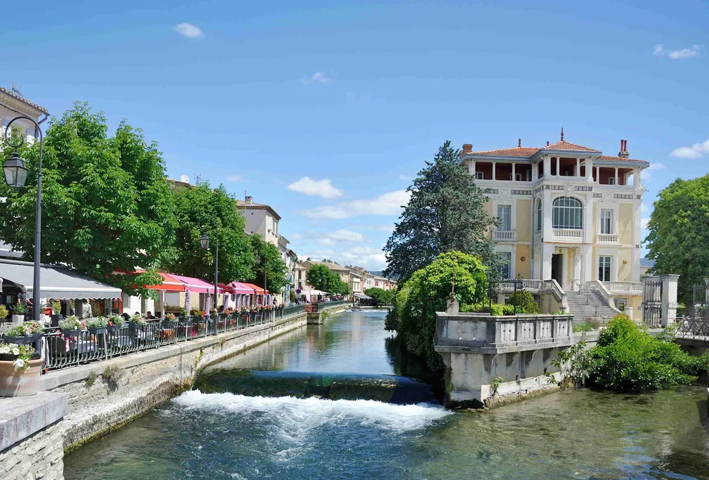 L’Isle-sur-la-Sorgue, ville d’eau et d’antiquaires : canaux, roues à aubes, brocante et marchés provençaux.