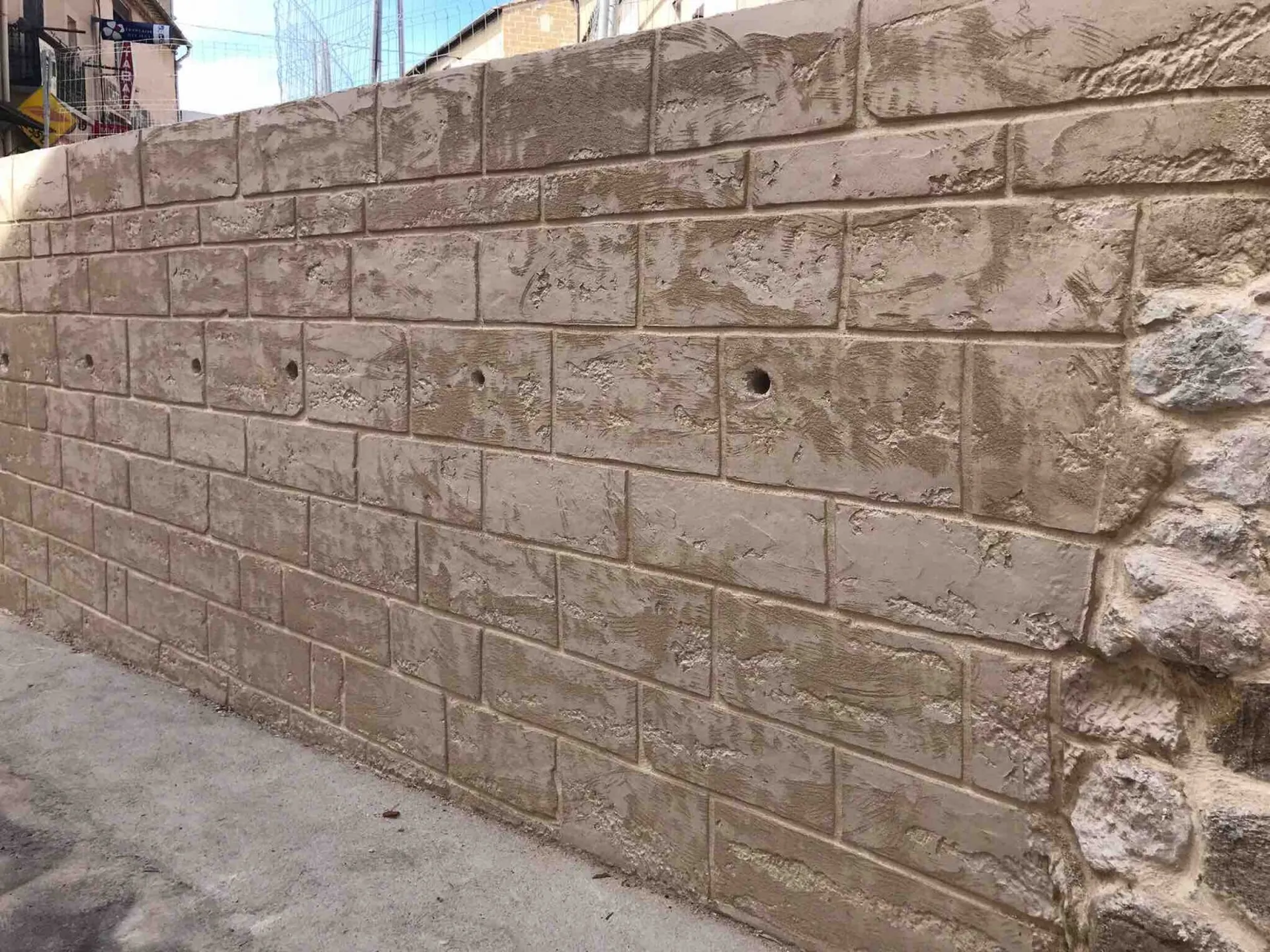 Réalisation d’un mur de soutenement en finition pierre de taille à Castelnau-de-Guers située entre montpellier et narbonne 
