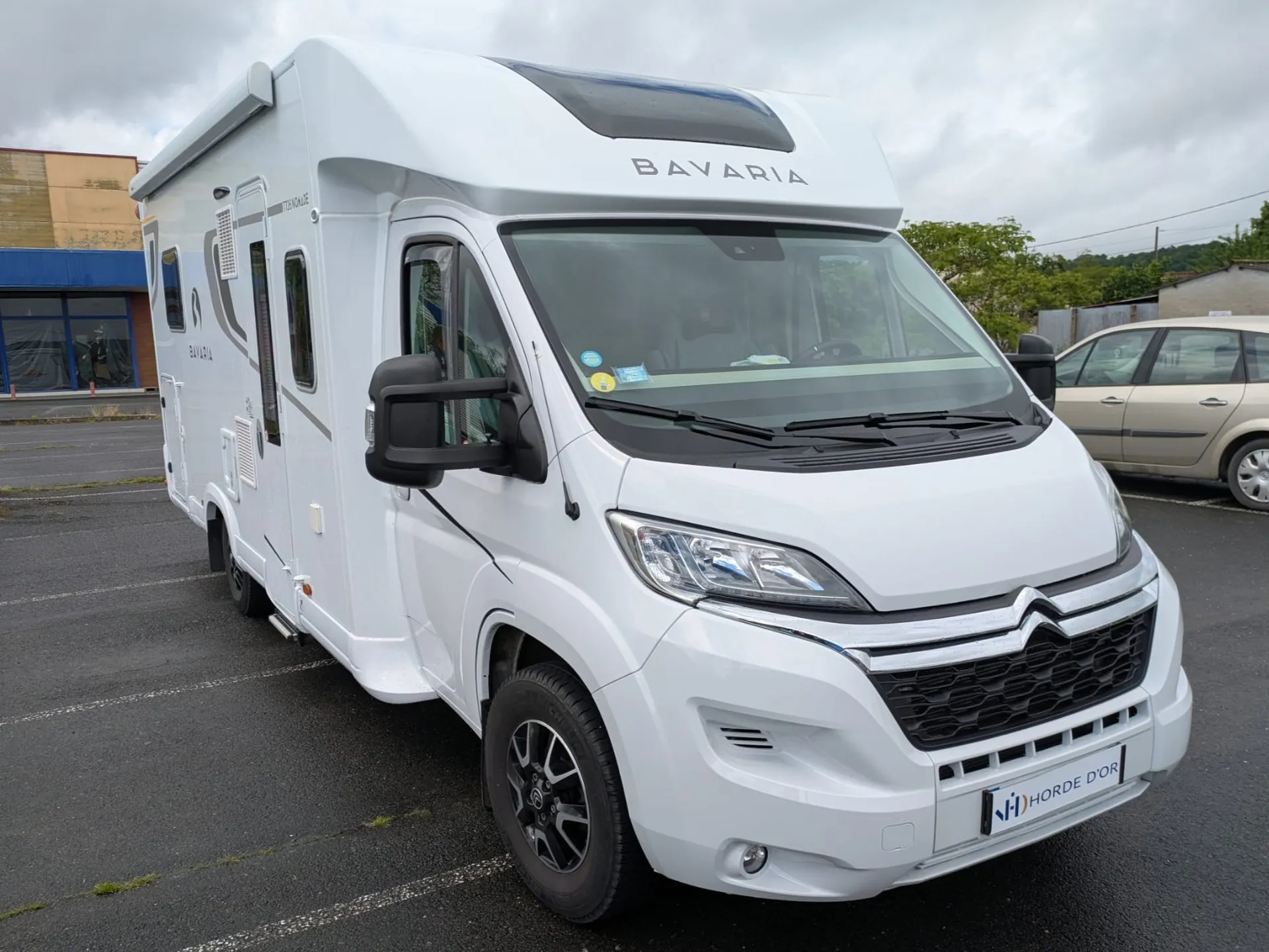 Le Bavaria T726 FC dévoile son élégance à Saint‑Astier (24), avec son grand salon lumineux et son lit central haut confort.
