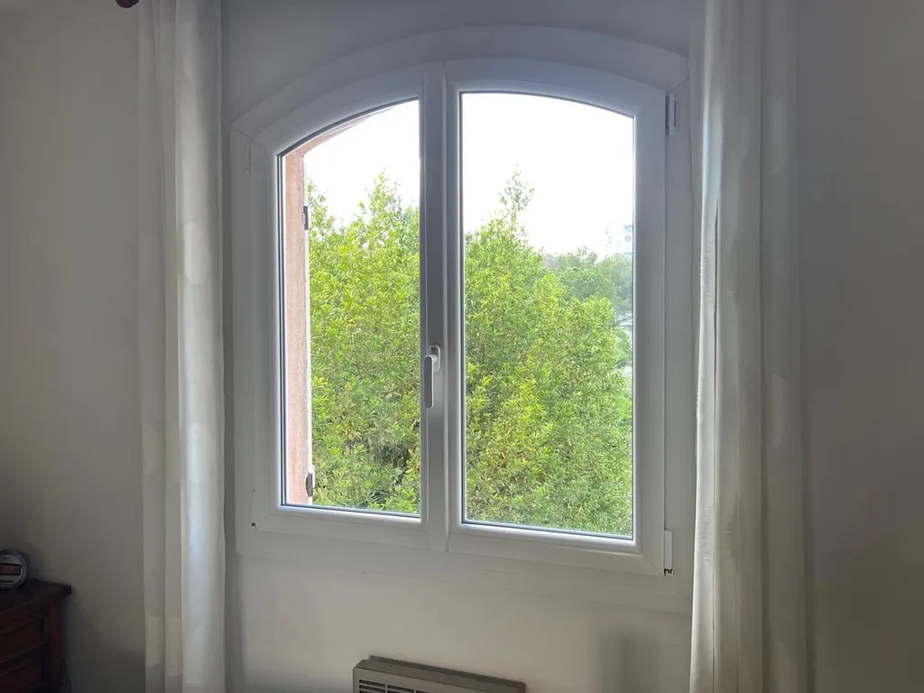 Sublimez Votre Habitat avec Oknoplast : Rénovation de Portes-Fenêtres et Fenêtres Cintrées par SMA sur Istres