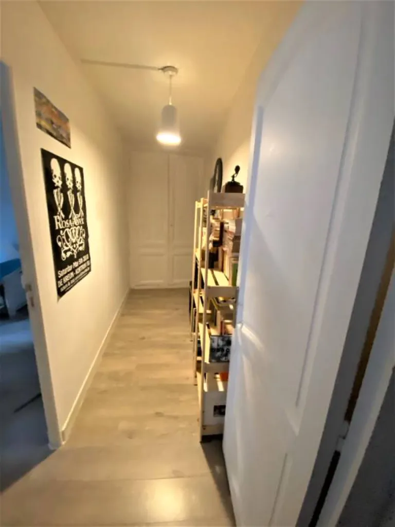 Couloir de séparation entre chambre et salle d'eau pouvant etre retiré pour faire une grande suite chambre + salle d'eau 