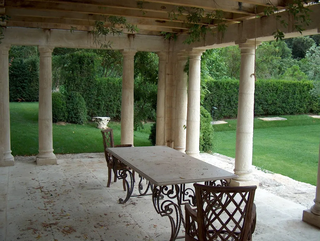 Encadrement massif en pierre d'Estaillades