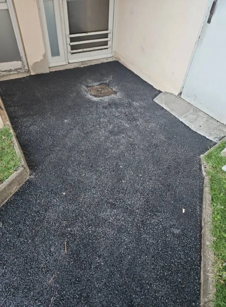 Entreprise de terrassement à Lyon pour reprise d'enrobés dans une grande copropriété à Caluire et Cuire : entrée d'immeuble, accès au parking et chemins piétons