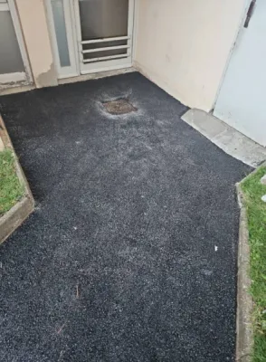 Entreprise de terrassement à Lyon pour reprise d'enrobés dans une grande copropriété à Caluire et Cuire : entrée d'immeuble, accès au parking et chemins piétons