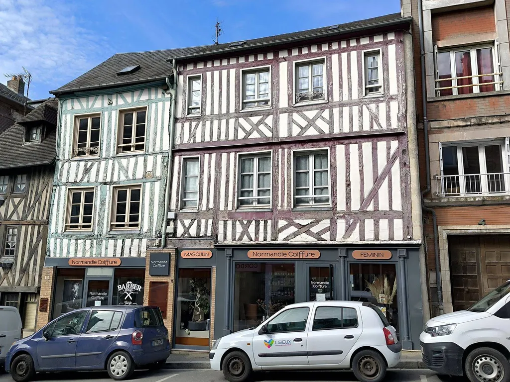 A vendre bel immeuble typique de notre région alliant charme, authenticité et rendement locatif, en plein cœur du centre ville de Lisieux 14100