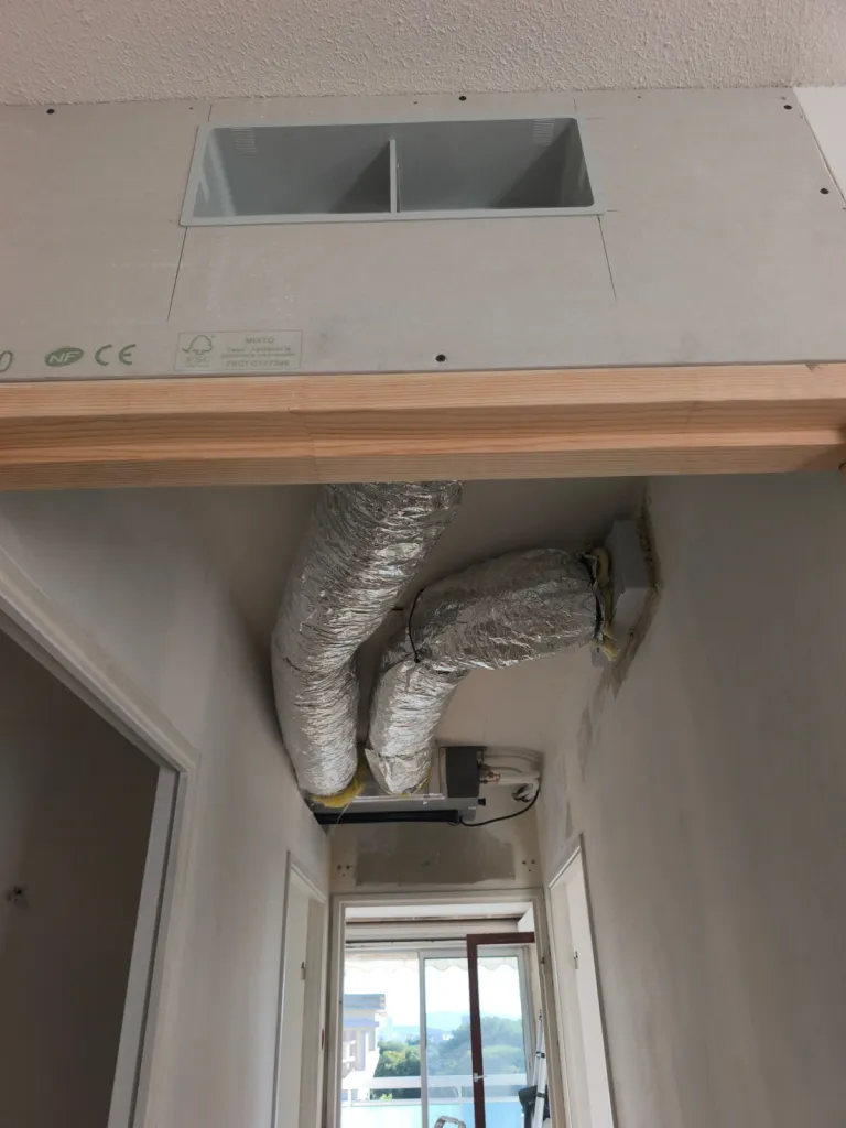 installation d'un système de climatisation réversible type gainable marque Daikin 