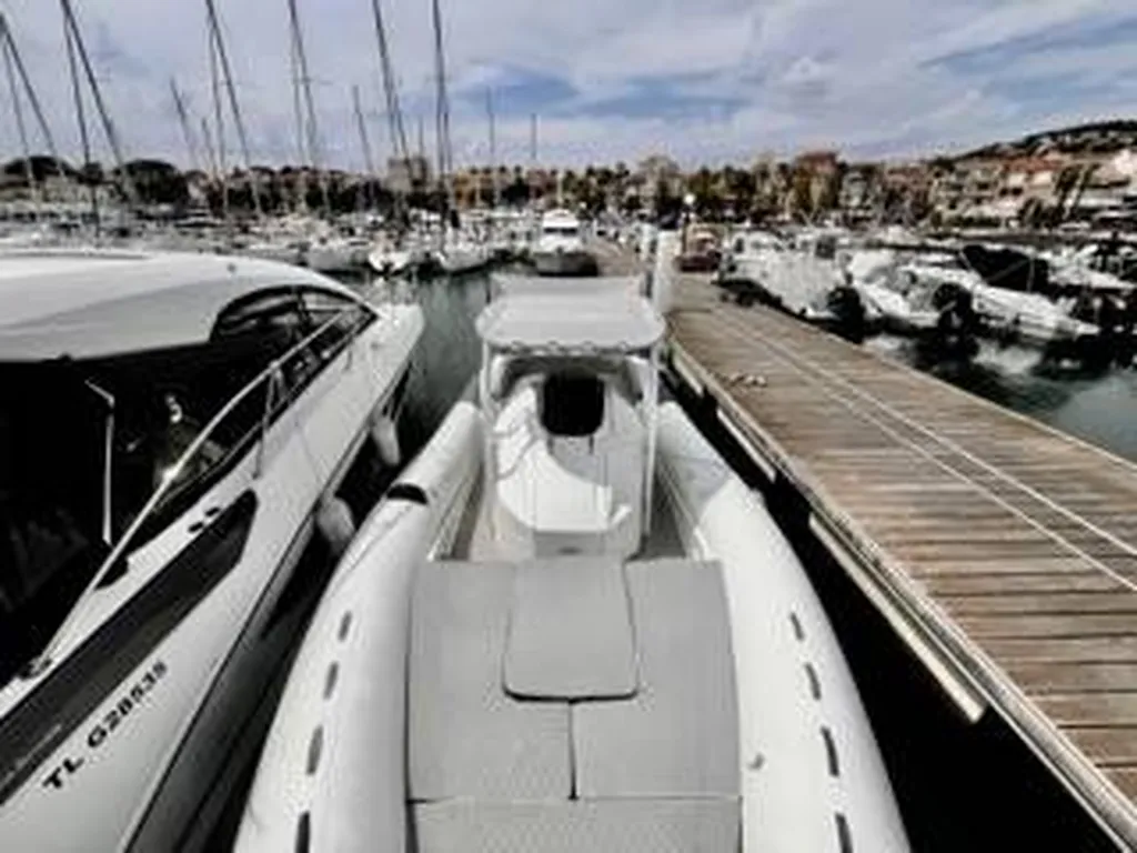 Location semi-rigide haut de gamme avec skipper à Bandol dans le Var : Fanal Libecciu 1000