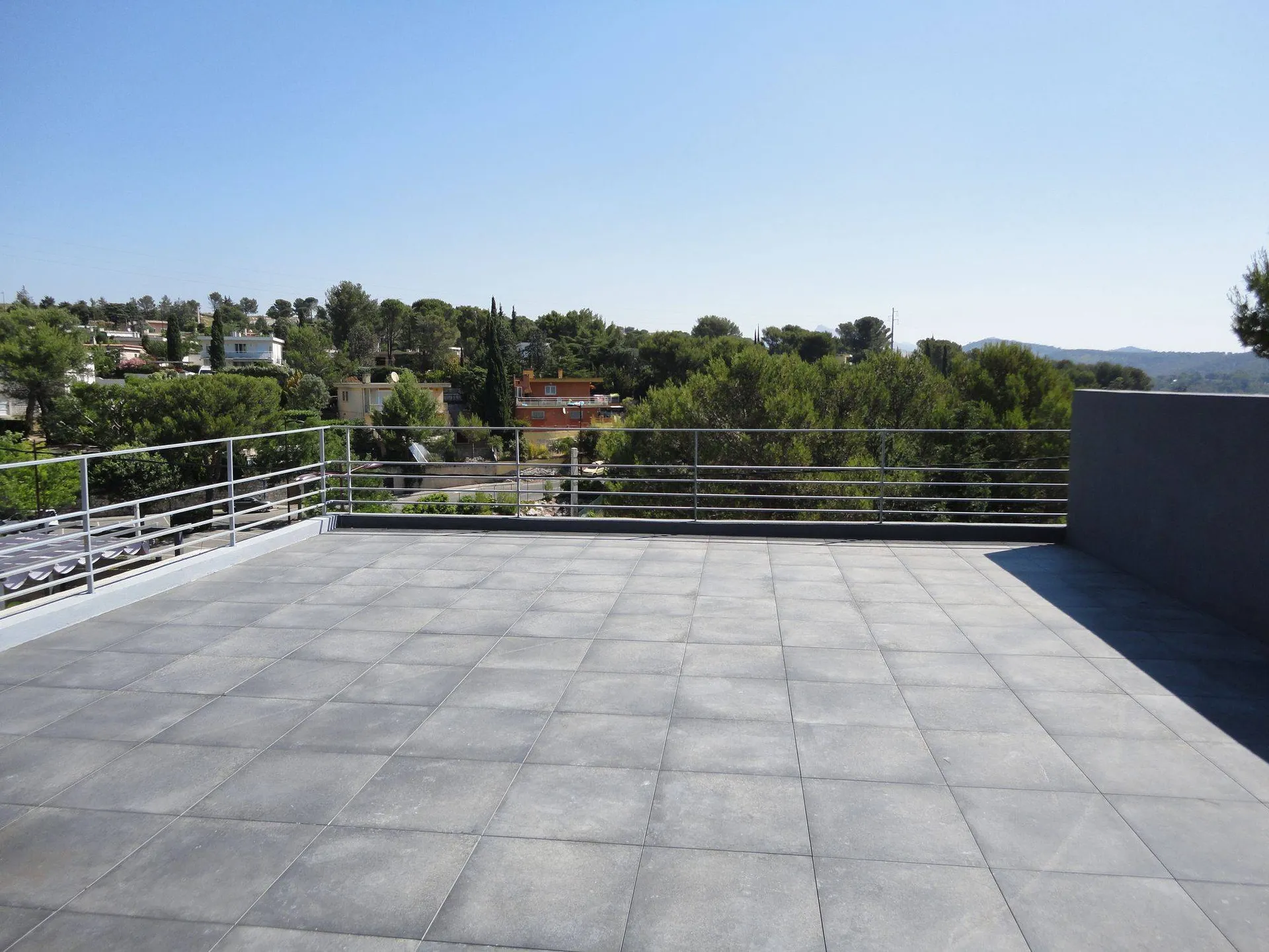 Maison / appartement  à vendre Carnoux en Provence proche centre ville, sur 3 niveaux avec vue panoramique