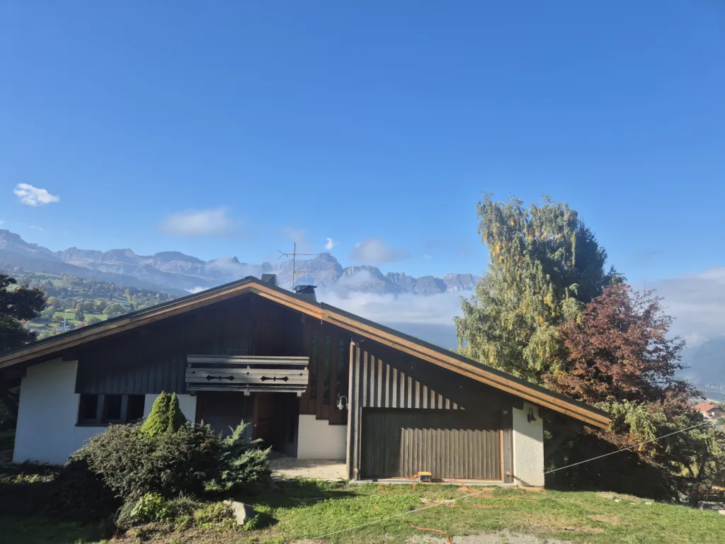 Réfection d’un toit tavaillon de 1990 et mise en place d’une couverture bac acier à Combloux près de Megève