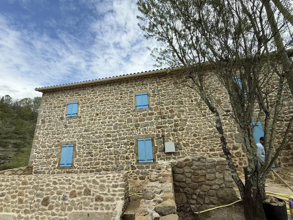 Rénovation maison en pierre Aubenas Privas Crest Montélimar Valréas : rejointoiement façade et ravalement pour un rendu durable et authentique 26 07 84