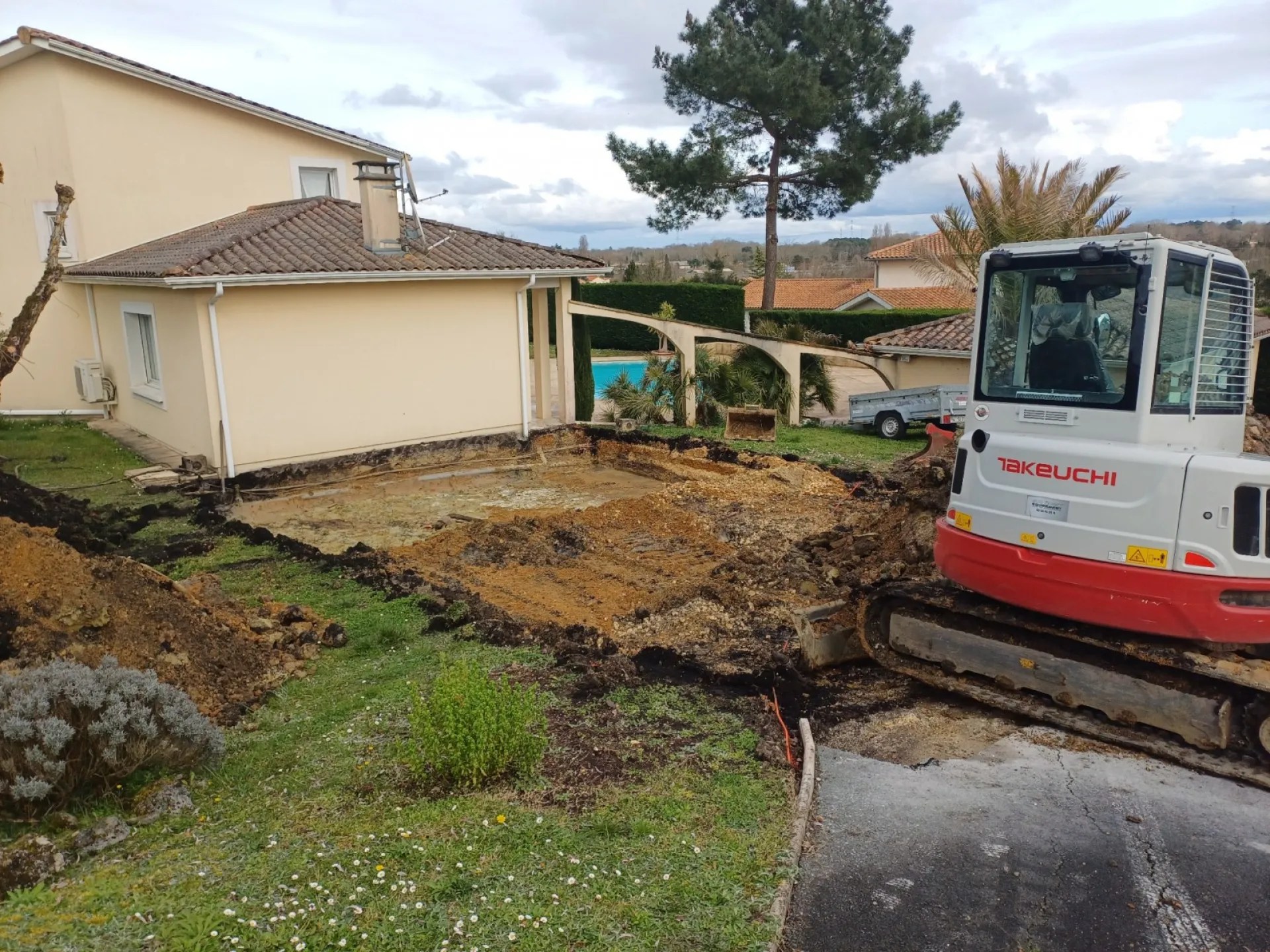 Un camion 6x4 de TTL 33 en action pour l'évacuation des terres issues du terrassement d'une plate-forme à La Brède, en direction d'une décharge agréée.