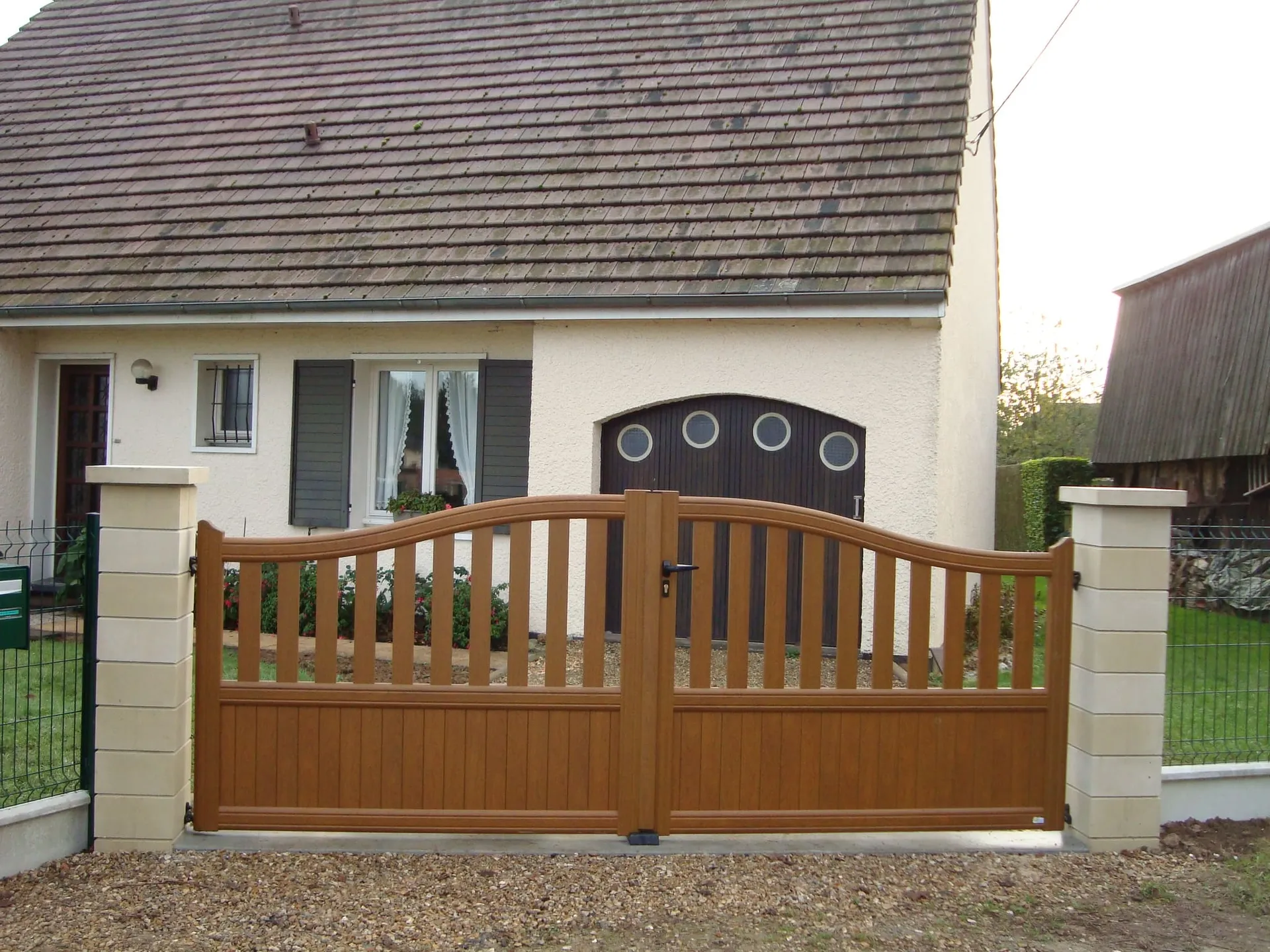 Installation de Portail en aluminium Battant, Modèle Plein/Semi-Ajouré Coordonné Sur-Mesure à Pont l'Évêque dans le Calvados 14 et Saint-André-d'Hébertot