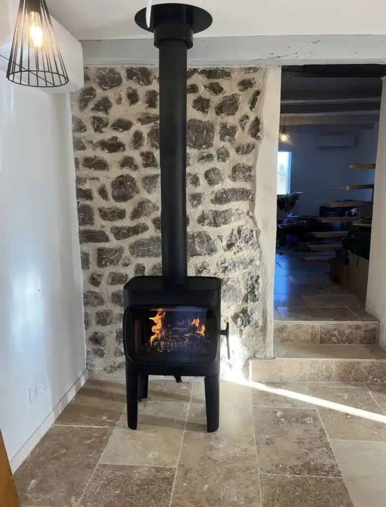 Installation d’un poêle à bois Jotul F 305 R LL à Silhac (07)