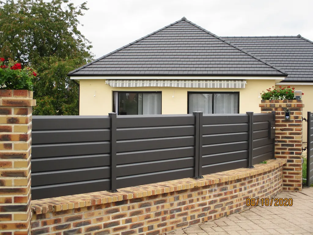 Pose de clôture en Aluminium sur le mur d'une propriété de particuliers à Mont Saint Aignan en Seine-Maritime 76