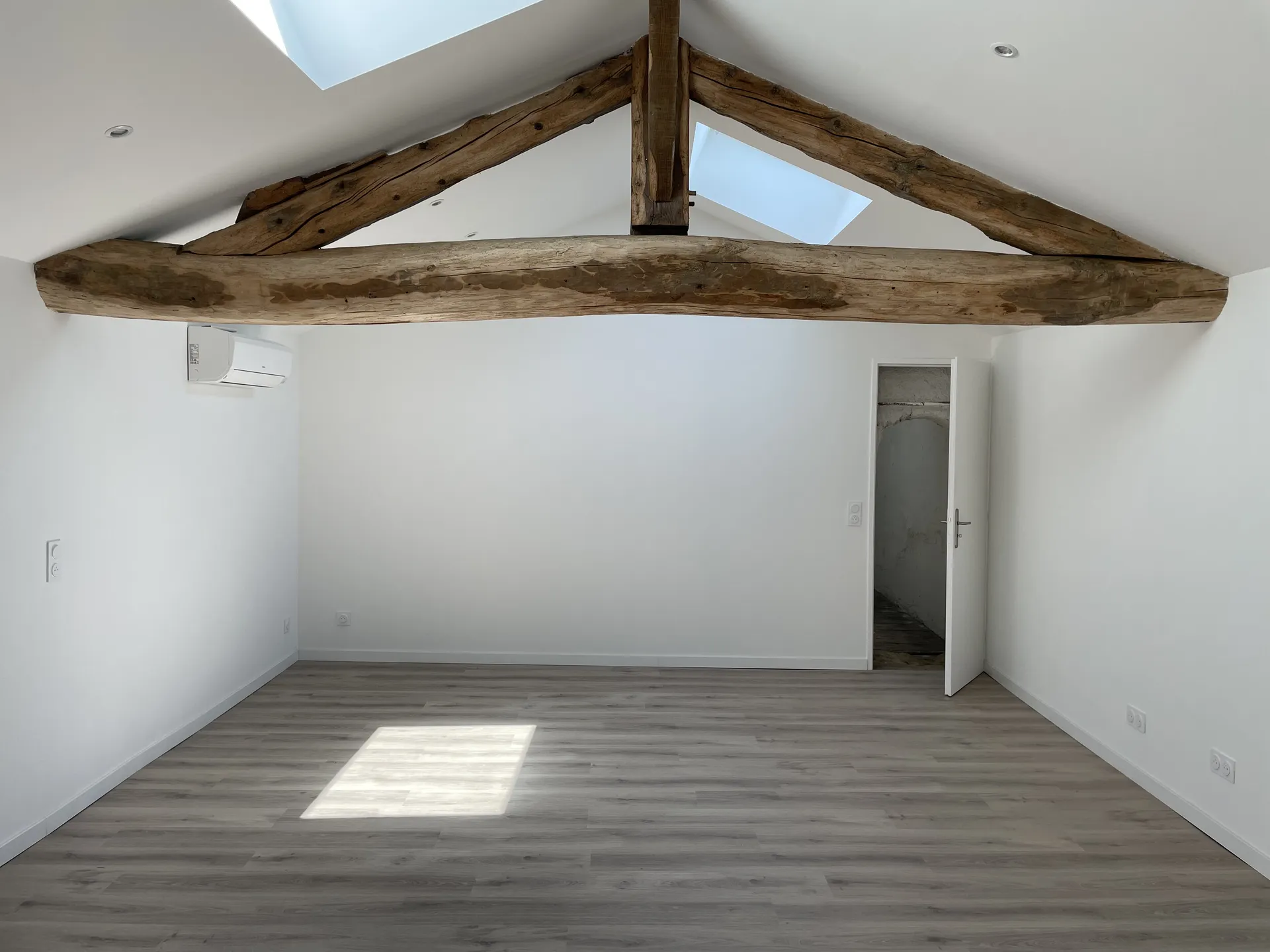 comble aménagés à Gleizé près de Belleville en Beaujolais (Rhône-69), transformés en nouvel espace de vie confortable et lumineux sous la toiture