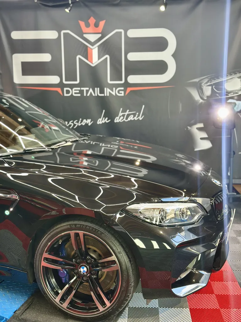 Detailing auto lyon spécialiste du traitement céramique et de la protection carrosserie sur BMW M2 voiture sportive