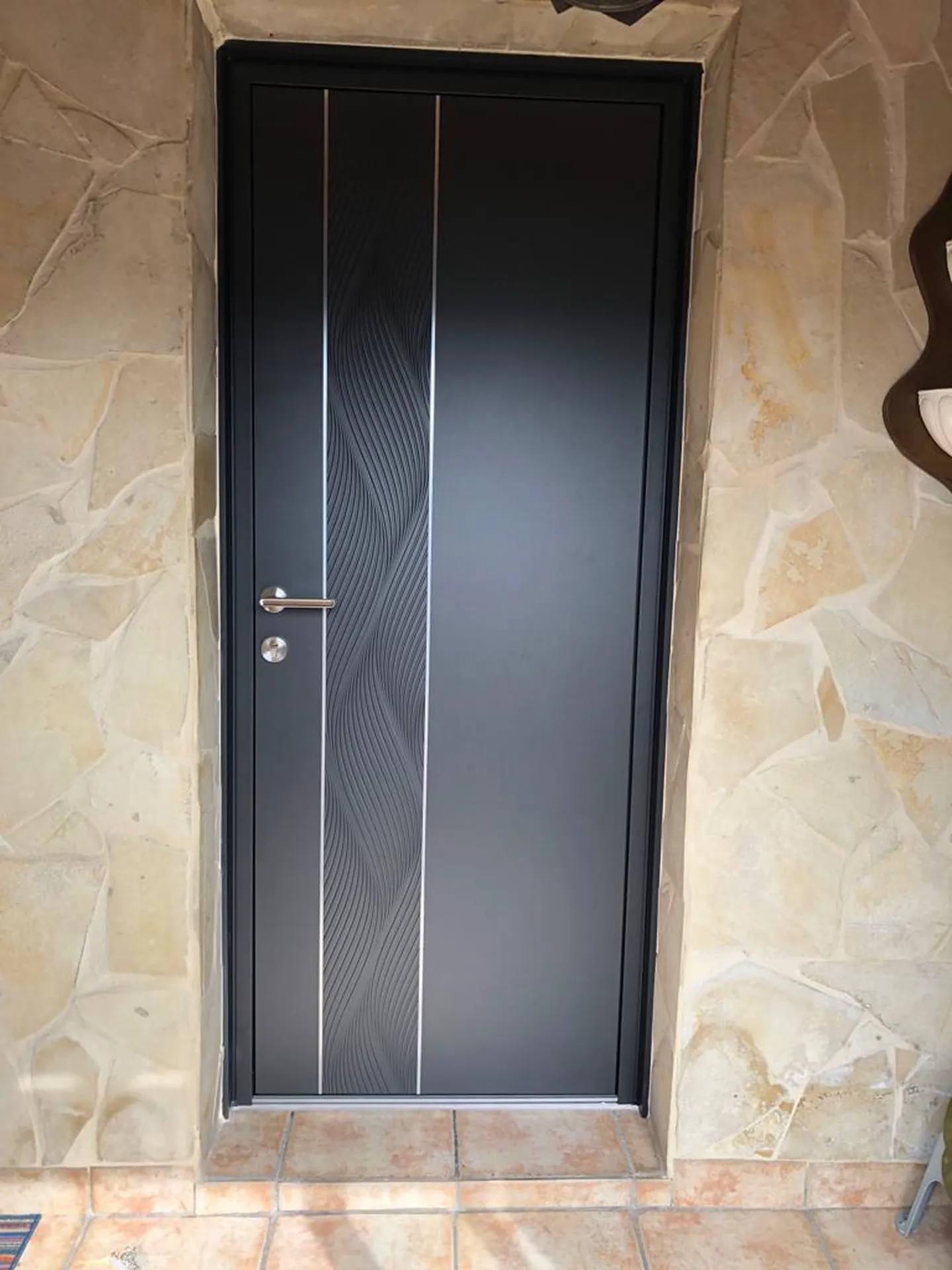 Porte d'entrée TENERE en Aluminium, K-Line, installée à La Couronne (vue extérieure) 