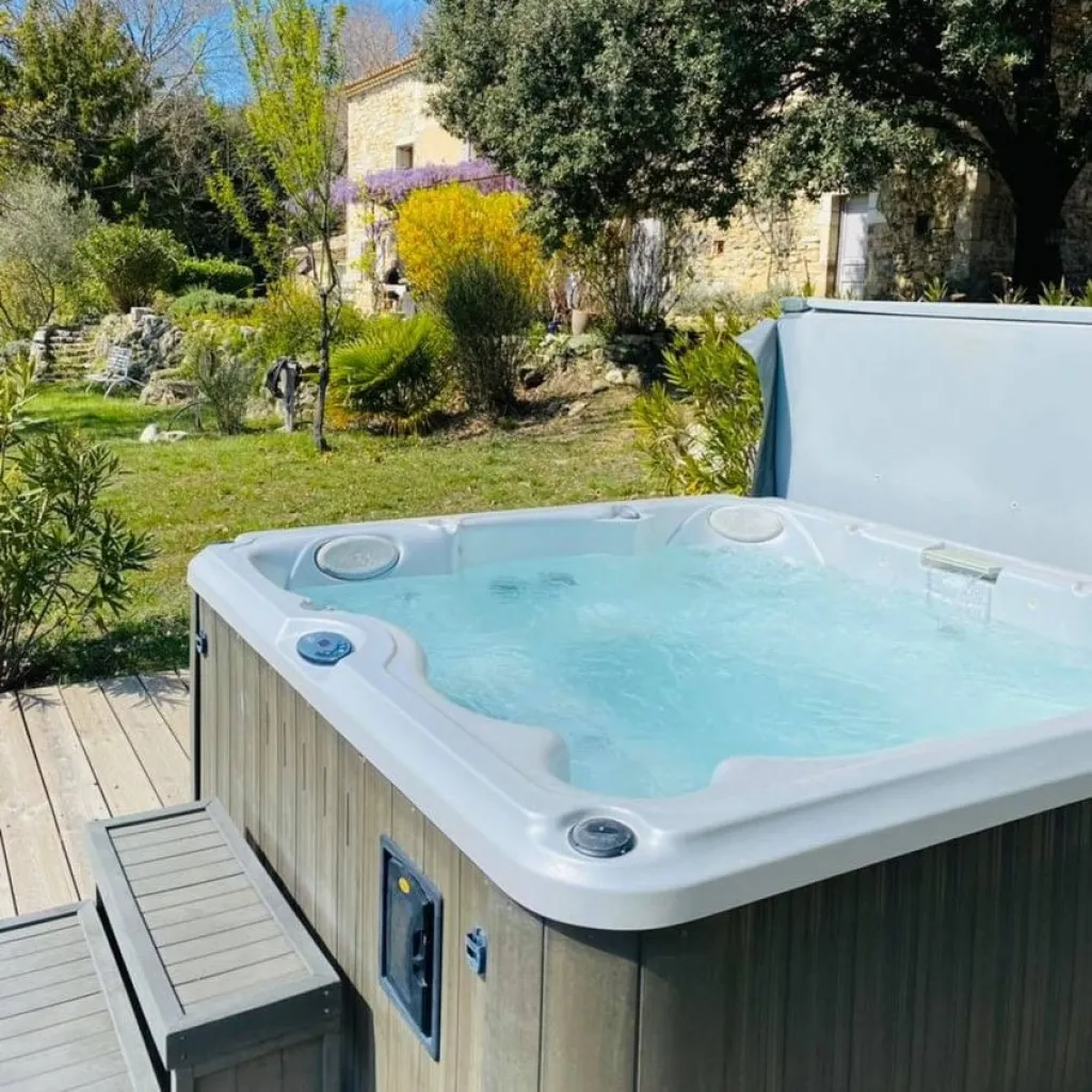 Pose d’un Spa Jacuzzi® 6 places à La-Roche-de-Glun en Drôme