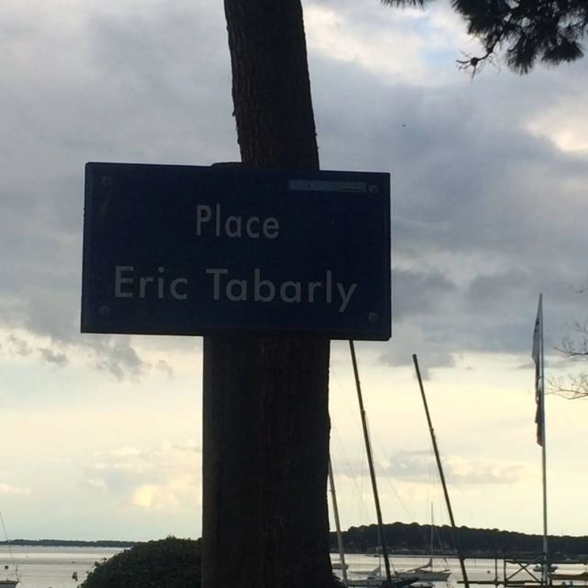 Place Eric Tabarly, port de Claouey pour un départ en bateau taxi privé vers Arcachon