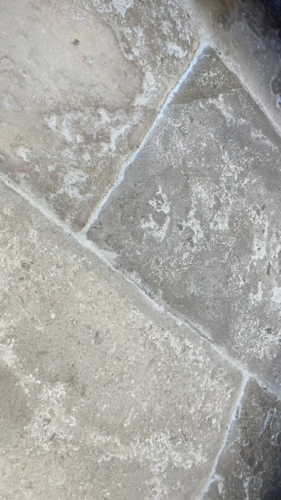 Dalle de Dordogne, dallage du Périgord en pierre naturelle vieillie