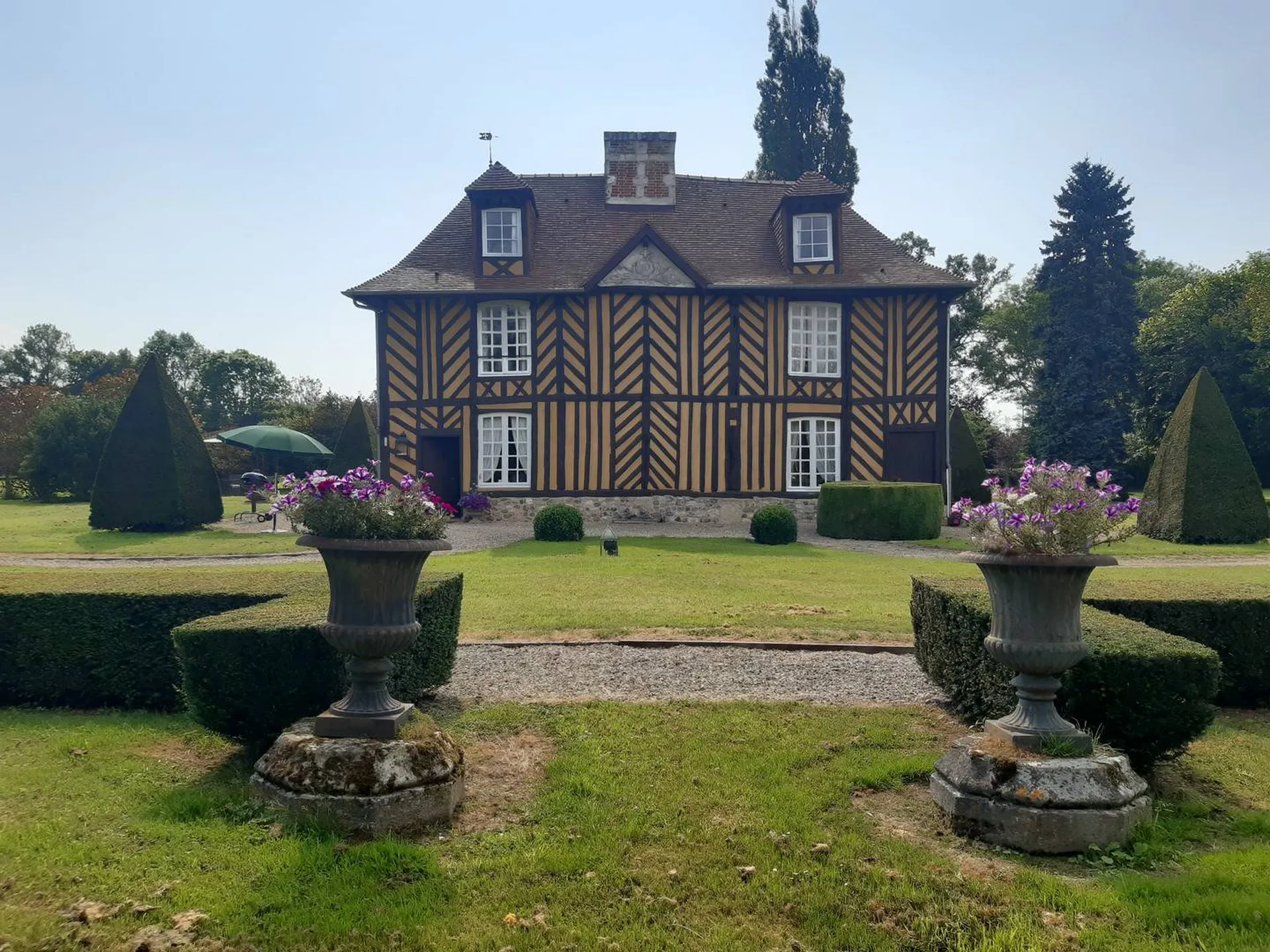 Vente d'une Propriété Normande de caractère sur presque 2 hectares de terres, dans la région du Calvados 14.