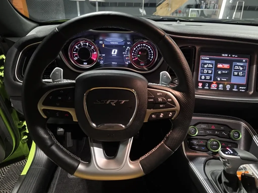 Intérieur Dodge Challenger SRT 392 volant SRT et écran Uconnect – cockpit muscle car