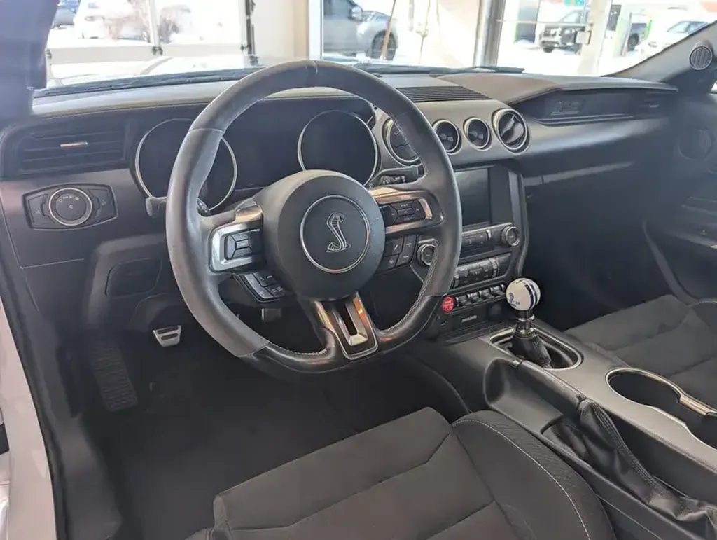 Intérieur Ford Mustang Shelby GT350 – poste de conduite sportif d’un modèle importé du Canada