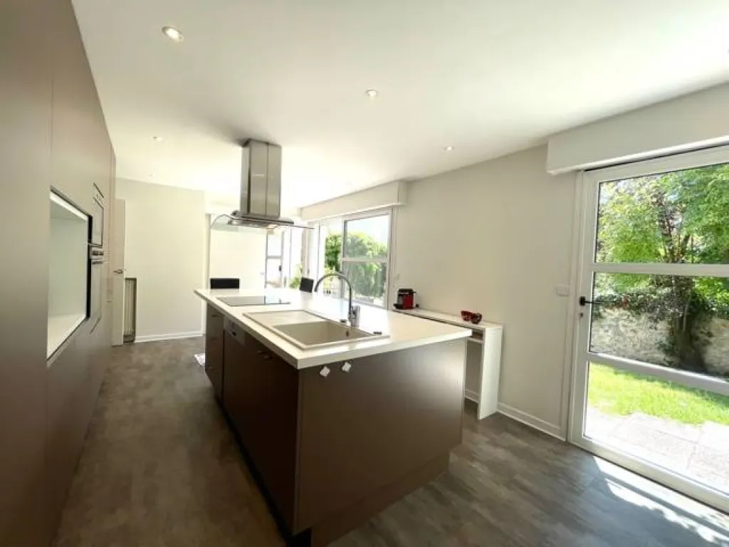 Vendue Maison d'architecte Bordeaux Caudéran  Avec terrain arboré et piscine