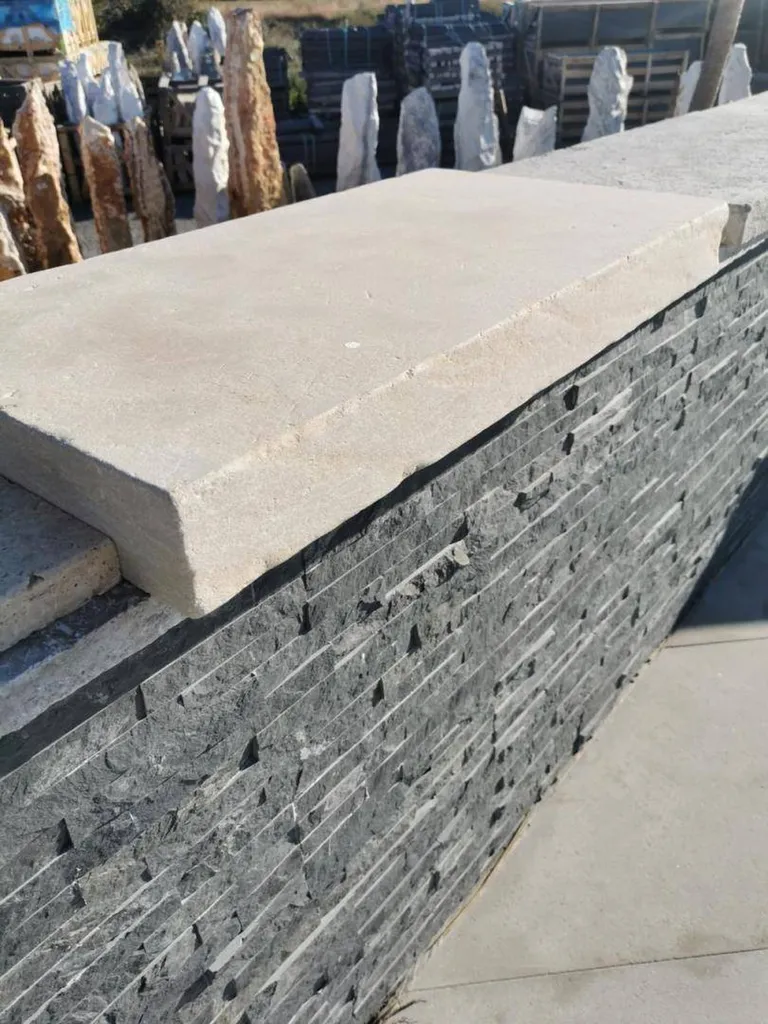 MARGELLE PISCINE EN PIERRE DU MAROC - NIMES ANTIQUE - MONTPELLIER ANTIQUE AU FORMAT L.L. * 40 * 7.5 CM FINITION VIEILLIE BORD DROIT